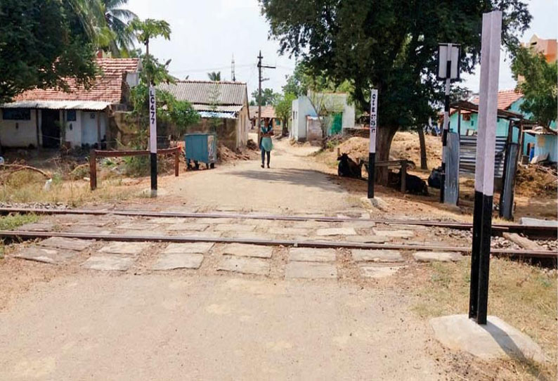 பரமக்குடி அருகே ரெயில்வே கேட் இல்லாததால் அச்சத்துடன் தண்டவாளத்தை கடந்து செல்லும் கிராம மக்கள்