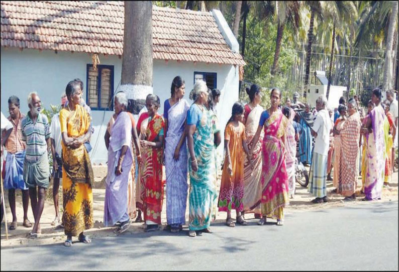 ஆனைமலை அருகே குடிநீர் கேட்டு பொதுமக்கள் சாலை மறியல் செய்ய முயற்சி