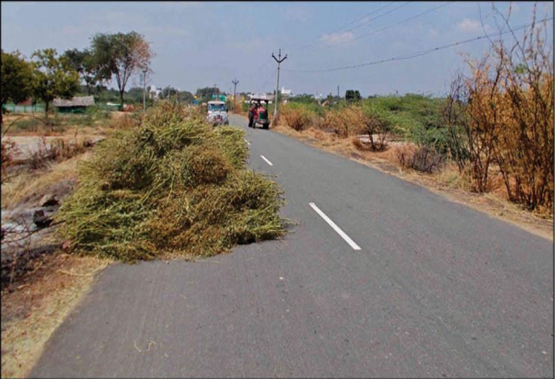 மெயின் ரோட்டில் துவரை செடிகள் குவிப்பால் போக்குவரத்து பாதிப்பு, வாகன ஓட்டிகள் அவதி