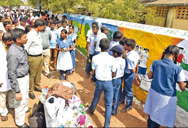 பள்ளிக்கூட சுவர்களில் விழிப்புணர்வு ஓவியம் வரைந்த மாணவர்கள்