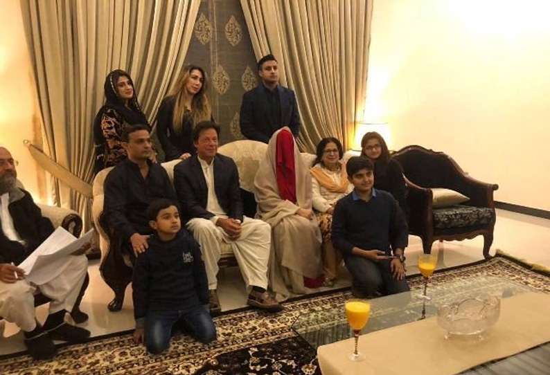 3வது திருமணம் செய்து கொண்ட முன்னாள் கிரிக்கெட் வீரர் மற்றும் அரசியல்வாதியான இம்ரான் கான் 3வது திருமணம் செய்து கொண்ட முன்னாள் கிரிக்கெட் வீரர் மற்றும் அரசியல்வாதியான இம்ரான் கான்