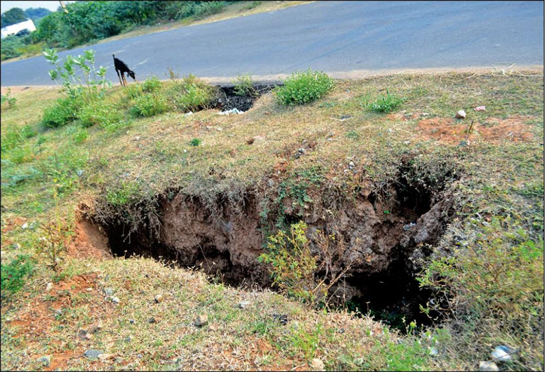 திருப்பத்தூர்-பட்டமங்களம் இடையே சாலையோர பள்ளங்களால் விபத்து அபாயம்