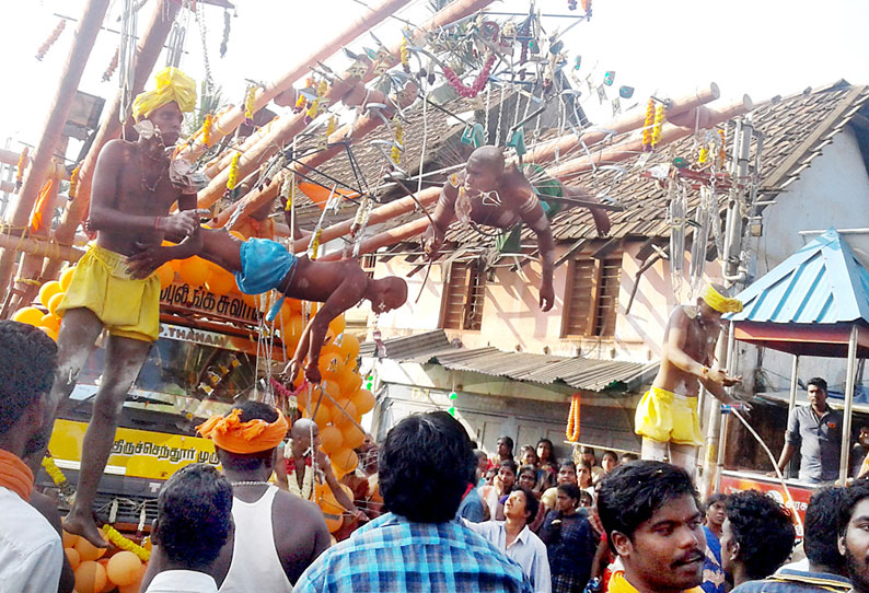 திருச்செந்தூர் கோவிலுக்கு பறக்கும் வேல் காவடி ஊர்வலம்