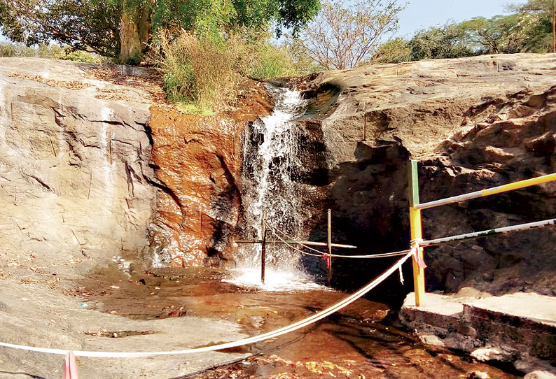 பெரியகுளம் அருகே கும்பக்கரை அருவியில் நீர்வரத்து குறைவு சுற்றுலா பயணிகள் குளிக்க தடை