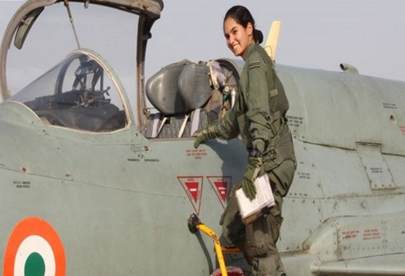 போர் விமானத்தை தனியாக இயக்கி ”முதல் இந்திய பெண் போர் விமானி” என்ற பெருமை பெற்ற அவானி சதுர்வேதி 201802221911458054_First-Indian-woman-fighter-pilot-Avani-Chaturvedi-goes-solo_SECVPF