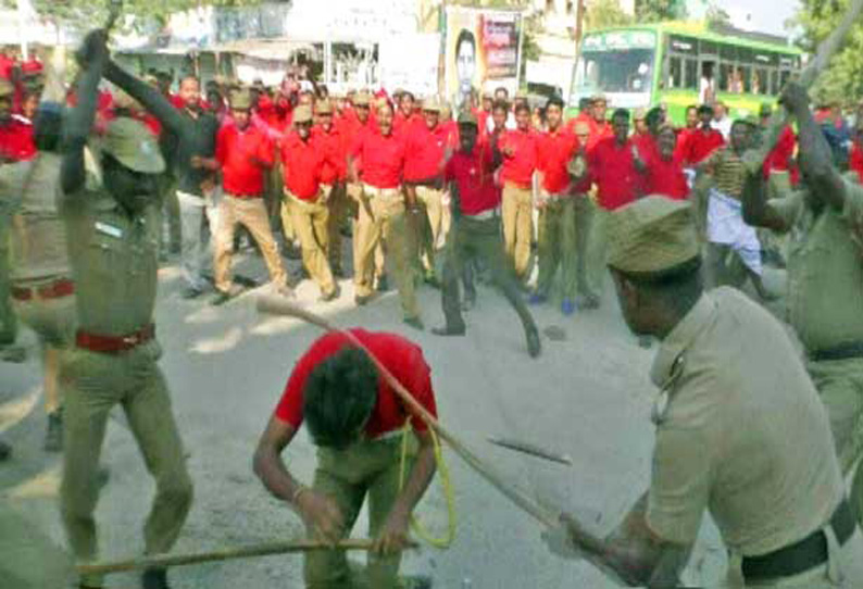 தூத்துக்குடியில் பரபரப்பு: போலீசார்–மார்க்சிஸ்ட் கம்யூனிஸ்டு கட்சியினர் மீண்டும் மோதல் சப்–இன்ஸ்பெக்டர் ஆயுதப்படைக்கு மாற்றம்