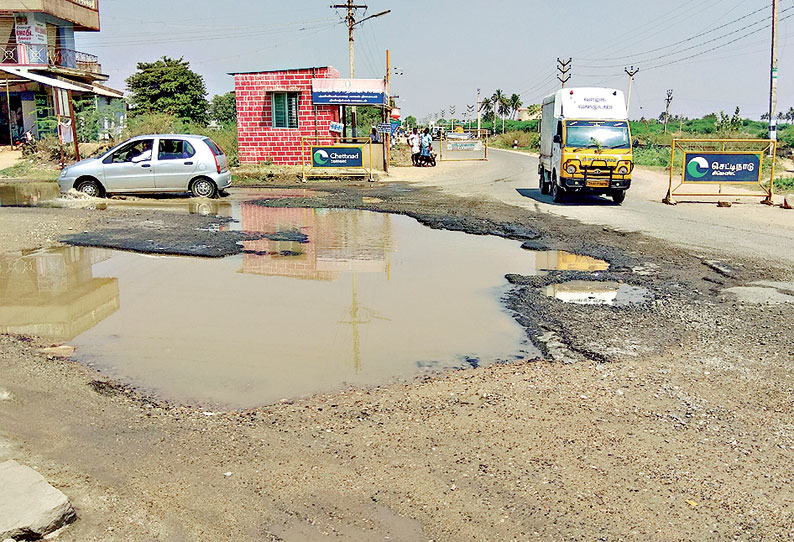 குடிநீர் குழாய் உடைந்து சாலையில் குளம் போல் தேங்கி நிற்கும் தண்ணீர்