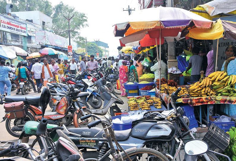 சாலையில் உள்ள ஆக்கிரமிப்பு கடைகள், வாகனங்களால் போக்குவரத்து நெரிசல்