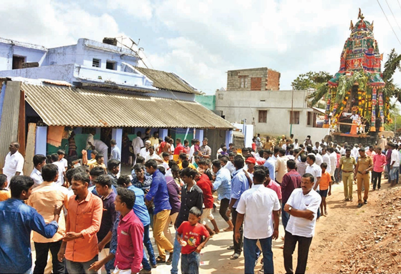 ஸ்ரீவைகுண்டம் அருகே வெள்ளூர் நடுநக்கர் மத்தியபதீசுவரர் கோவில் மாசி திருவிழா தேரோட்டம்