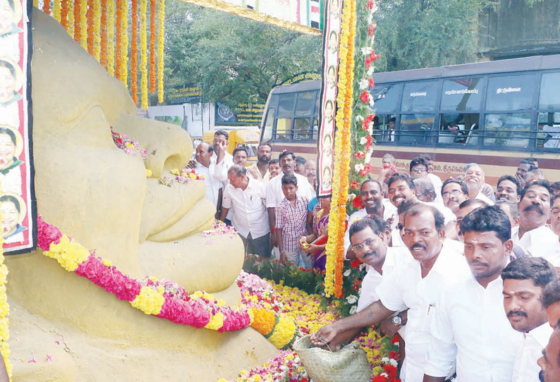 பிறந்த நாளையொட்டி ஜெயலலிதா மணல் சிற்பத்துக்கு அ.தி.மு.க.வினர் மாலை அணிவிப்பு