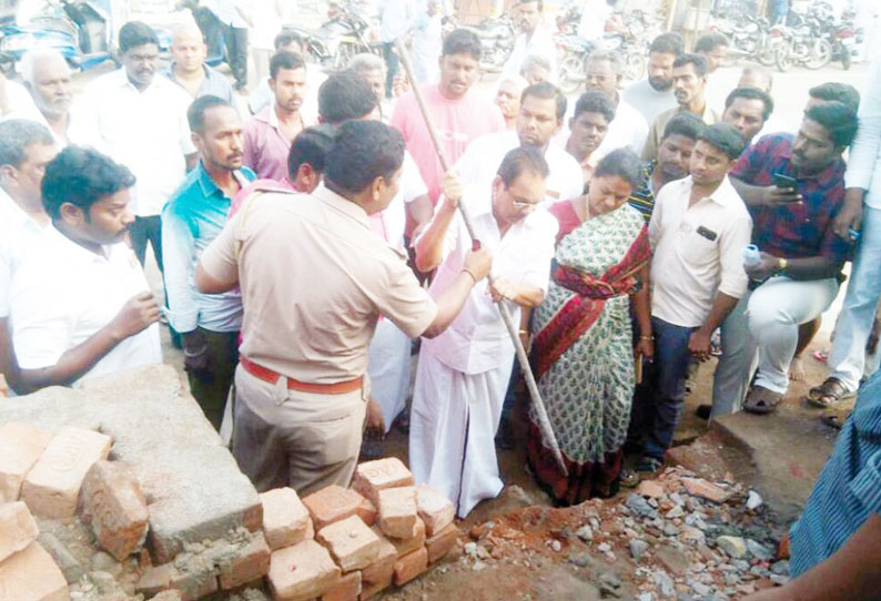 எம்.ஜி.ஆர்.சிலையுடன் அனுமதியின்றி திறக்கப்பட்ட ஜெயலலிதா வெண்கல உருவச்சிலை