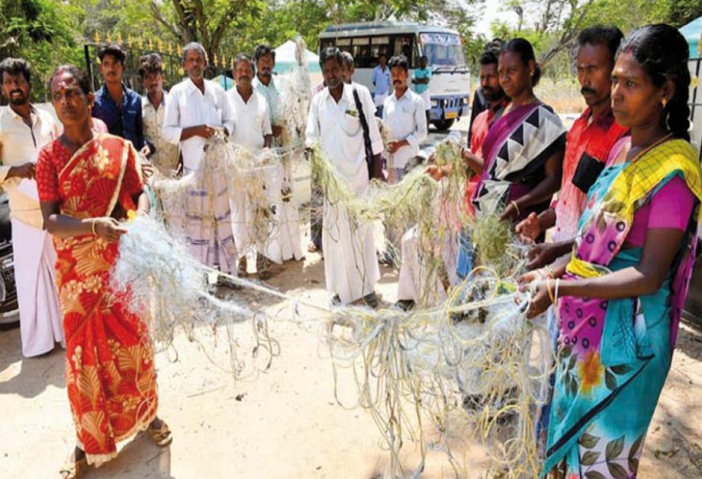 சேதப்படுத்தப்பட்ட வலைகளுடன் மீன்துறை அலுவலகத்தில் மீனவர்கள் முற்றுகை