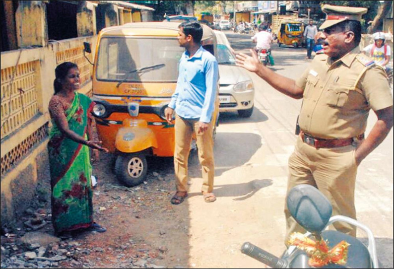 சென்னை ஜெ.ஜெ.நகர் போலீஸ் நிலைய சுவரில் பெட்ரோல் ஊற்றி தீவைக்க முயன்ற பெண்