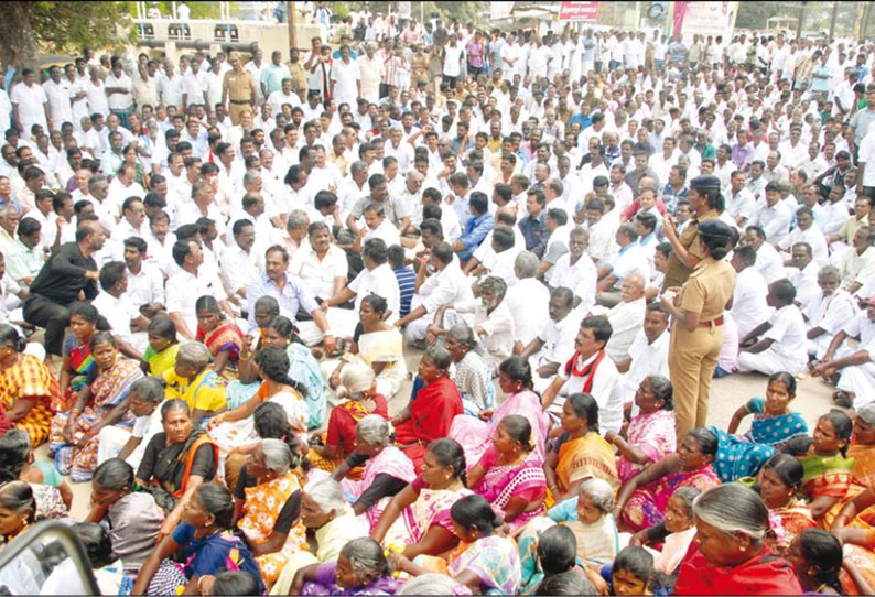 திருவாரூர்-தஞ்சை நெடுஞ்சாலையை சீரமைக்க வலியுறுத்தி வர்த்தக-சேவை அமைப்புகள் சார்பில் போராட்டம்