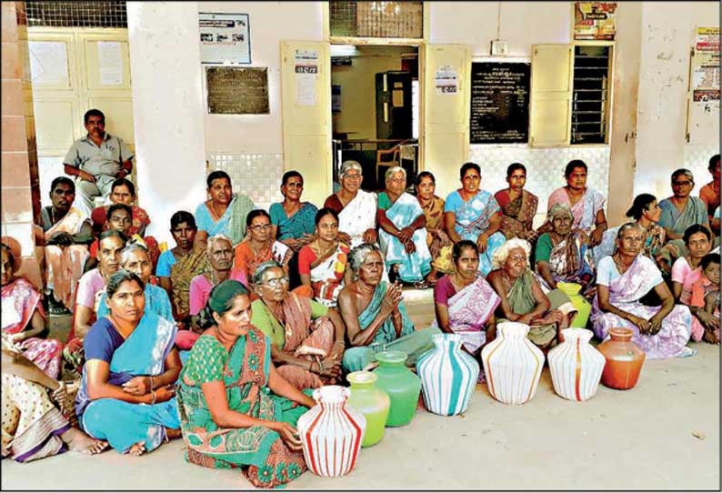 பழனி அருகே குடிநீர் கேட்டு ஊராட்சி ஒன்றிய அலுவலகத்தை முற்றுகையிட்ட பொதுமக்கள்