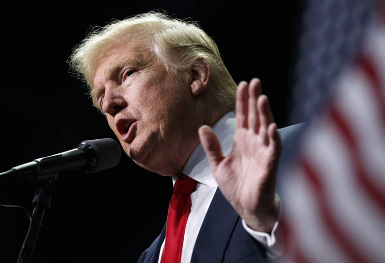 மோடியை மிமிக்ரி செய்து காட்டிய டிரம்ப் மோடியை மிமிக்ரி செய்து காட்டிய டிரம்ப்