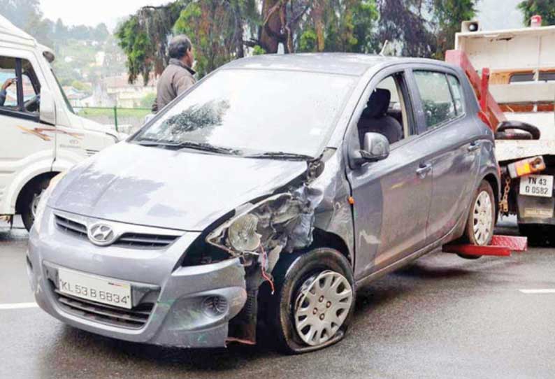 ஊட்டியில் சுற்றுலா பயணிகள் சென்ற கார் டயர் வெடித்து தடுப்புச்சுவரில் மோதியது, சிறுமி காயம்