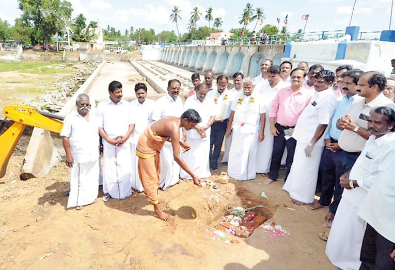 குடமுருட்டி ஆற்றின் கரையில் ரூ.40 லட்சத்தில் தடுப்பு சுவர் கட்டும் பணி அமைச்சர் தொடங்கி வைத்தார்