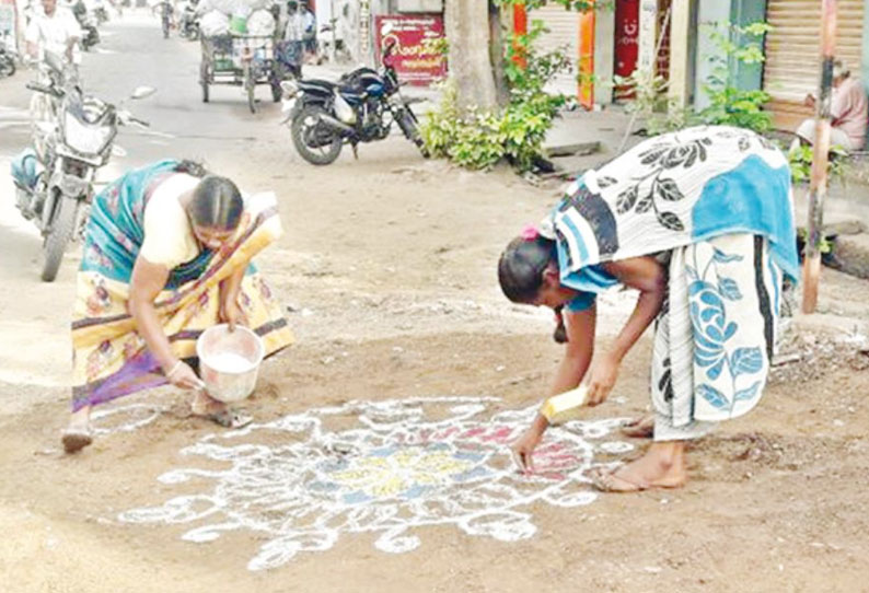 சுகாதாரத்தை காக்க சாலைகளில் குப்பை கொட்டப்படும் இடங்களில் கோலம் போடும் பணி