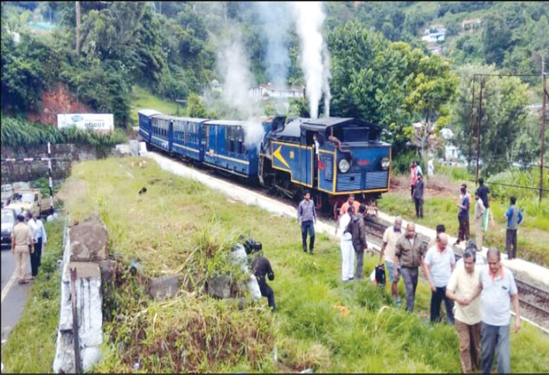 குன்னூர் அருகே என்ஜின் கோளாறு ஏற்பட்டு மலைரெயில் வழியில் நின்றது