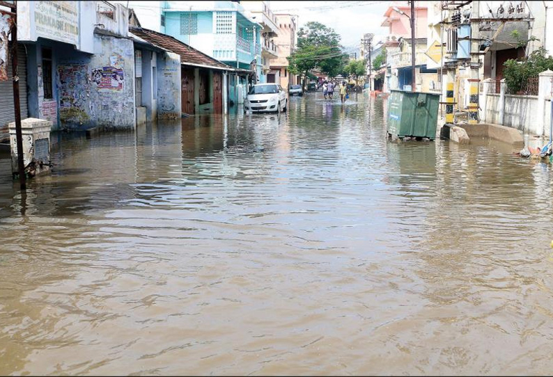 சேலத்தில் 2-வது நாளாக கனமழை; 1,500 வீடுகளுக்குள் வெள்ளம் புகுந்தது தண்ணீரில் அடித்து செல்லப்பட்ட மாணவனை தேடும் பணி தீவிரம்