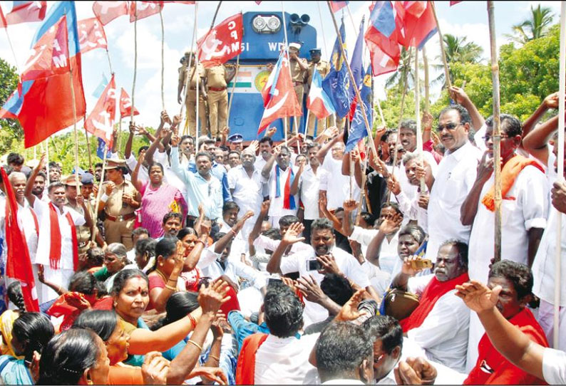 வன்கொடுமை தடுப்பு சட்டத்தை பலப்படுத்தக்கோரி பல்வேறு அமைப்பினர் ரெயில் மறியல் 200 பேர் கைது