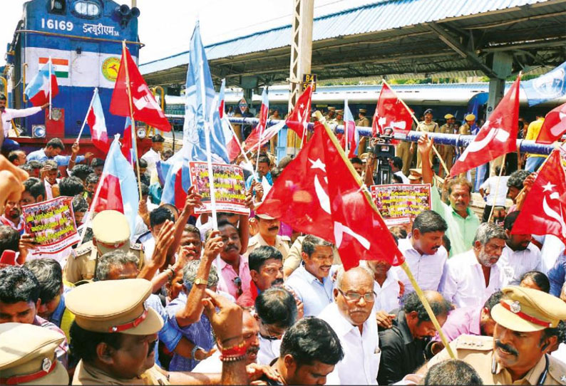 வன்கொடுமை தடுப்பு சட்டத்தை வலுப்படுத்தக்கோரி எழும்பூரில் ரெயில் மறியல் போராட்டம்