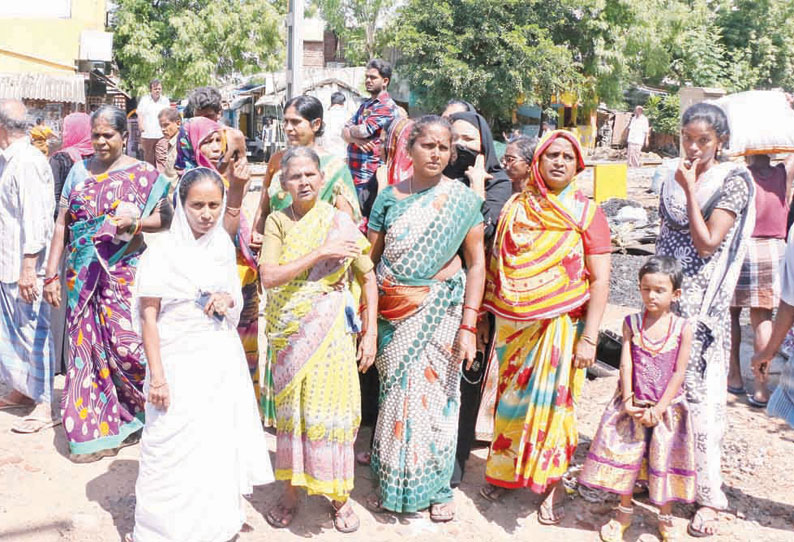 சாக்கடை கலந்த மழை நீர் வீடுகளுக்குள் புகுந்ததால் அவதி பொதுமக்கள் மறியலுக்கு முயன்றதால் பரபரப்பு