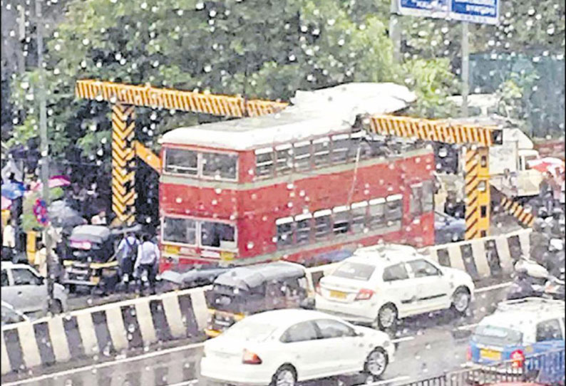 சாந்தாகுருசில் சாலையின் குறுக்கே இருக்கும் இரும்பு சட்டத்தில் மாடி பஸ் மோதி விபத்து பயணிகள் உயிர் தப்பினர்