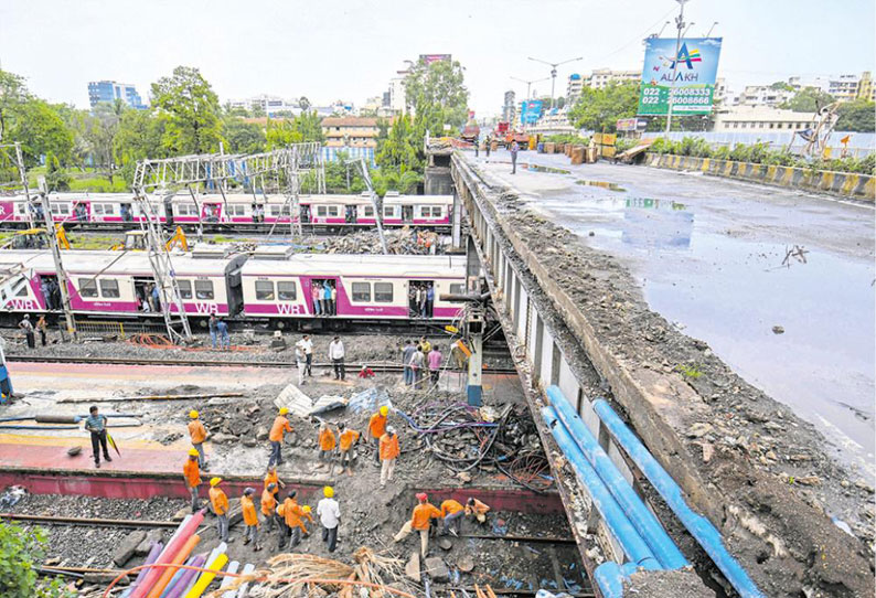 அந்தேரியில் நடைமேம்பாலம் இடிந்து விபத்து 17½ மணி நேரத்துக்கு பிறகு ரெயில் சேவை தொடங்கியது