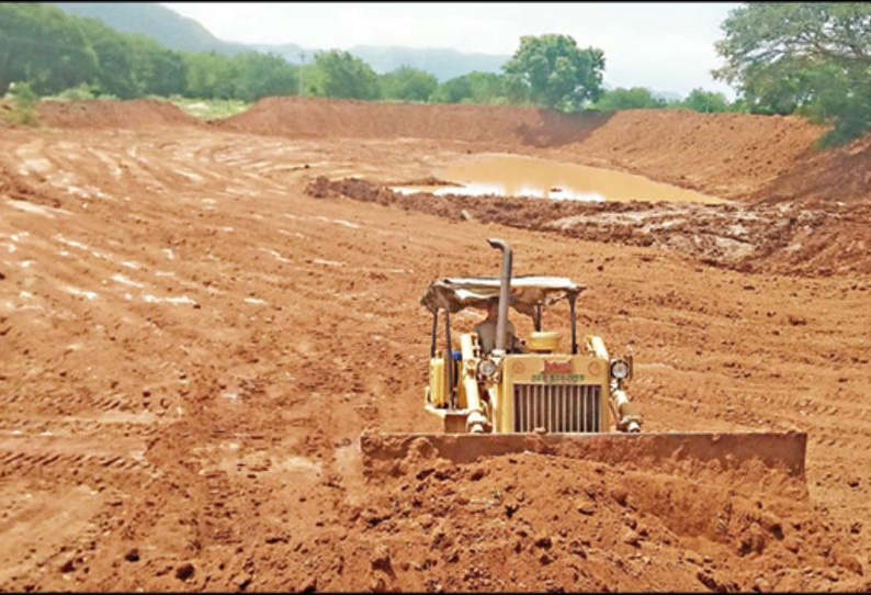 கம்பத்தில் உள்ள ஆலமரத்துக்குளம் தூர்வாரும் பணி தீவிரம் விவசாயிகள் மகிழ்ச்சி