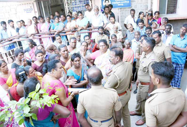 திருநங்கைகளுக்கு இடையே மோதல்; அரசு மருத்துவமனை கண்ணாடி உடைப்பு 8 பேர் மீது வழக்குப்பதிவு