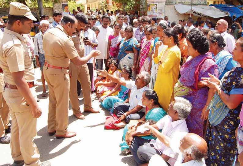 கோவில்பட்டியில் தற்கொலை செய்த இளம்பெண்ணின் உடலை வாங்க மறுத்து உறவினர்கள் சாலைமறியல் கணவரை கைது செய்ய வலியுறுத்தல்