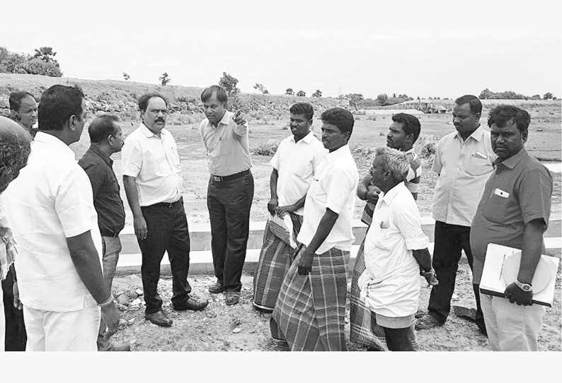 காஞ்சீபுரம் மாவட்டத்தில் ஏரிகளில் நடைபெறும் குடிமராமத்து பணிகளை அதிகாரி ஆய்வு