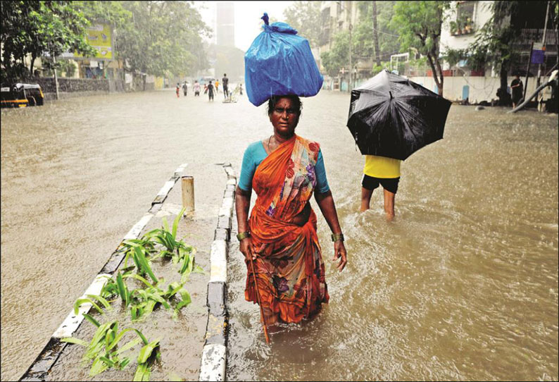 மும்பையில் தொடரும் அடைமழை இன்னும் 3 நாட்கள் கனமழை நீடிக்க வாய்ப்பு ரெயில்வே மேம்பால தூணில் விரிசல்