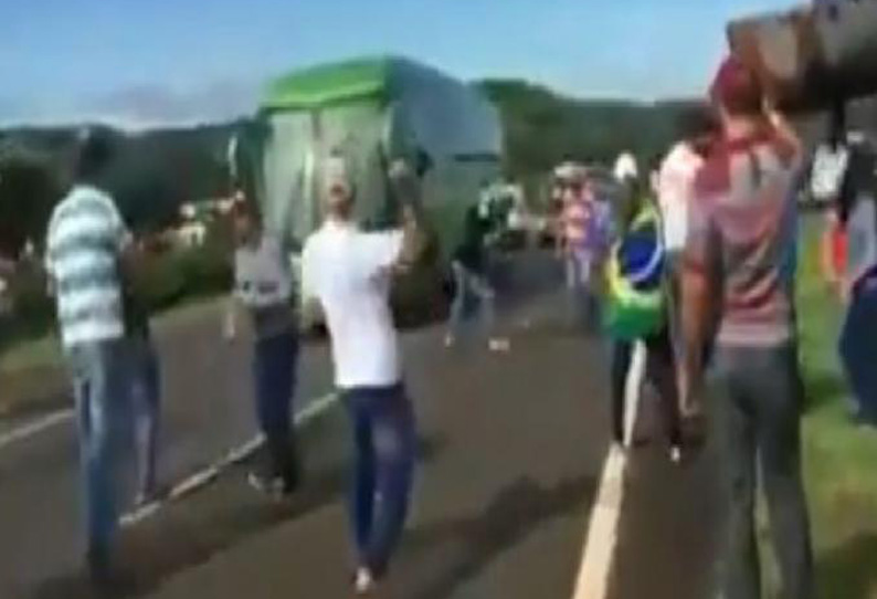 தோல்வி எதிரொலி: பிரேசில் கால்பந்து அணியினர் சென்ற பஸ் மீது கல்வீச்சு தோல்வி எதிரொலி: பிரேசில் கால்பந்து அணியினர் சென்ற பஸ் மீது கல்வீச்சு