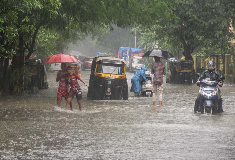 4-வது நாளாக கனமழை; ரெயில், சாலை போக்குவரத்து பாதித்து மும்பை ஸ்தம்பித்தது; உஷார் நிலையில் கடற்படை 201807101604264328_Mumbai-rains-live-updates-NDRF-team-reaches-spot-to-help_SECVPF