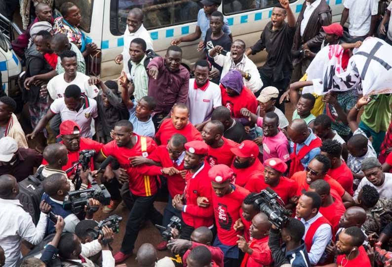 உகாண்டாவில் சமூக வலைதளங்கள் பயன்படுத்த வரி விதித்ததற்கு எதிராக நடைபெற்ற போராட்டத்தில் வன்முறை உகாண்டாவில் சமூக வலைதளங்கள் பயன்படுத்த வரி விதித்ததற்கு எதிராக நடைபெற்ற போராட்டத்தில் வன்முறை