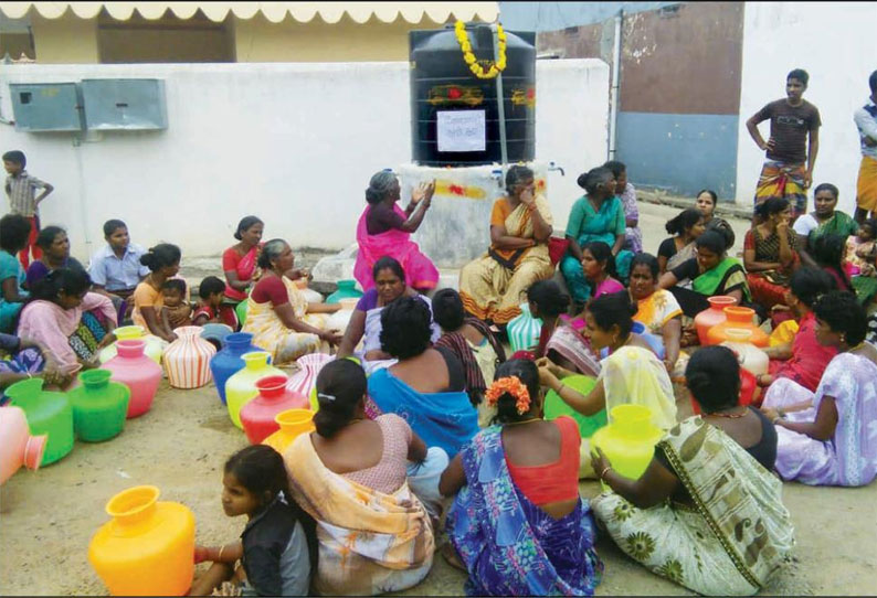 பயன்பாட்டிற்கு கொண்டு வராத தண்ணீர் தொட்டிக்கு கண்ணீர் அஞ்சலி செலுத்தி பெண்கள் போராட்டம்