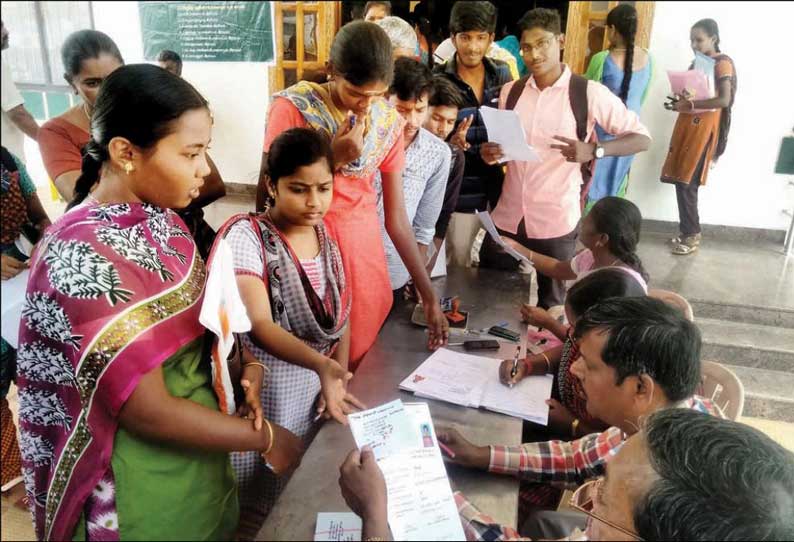 திருப்பூர் வடக்கு, தெற்கு தாலுகா அலுவலகங்களில் கல்வி உதவித்தொகை பெற 233 பேர் விண்ணப்பித்தனர்