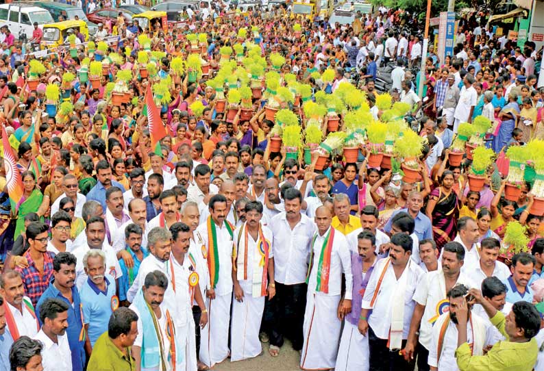 சிம்மக்கல் நாடார் உறவின் முறை சார்பில் காமராஜர் பிறந்தநாள் விழாவில் பெண்கள் பால்குடம் எடுத்து ஊர்வலம்