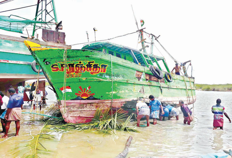 கடலில் விசைப்படகு மூழ்கியது முகத்துவாரத்தை தூர்வாரக்கோரி மீனவர்கள் வேலைநிறுத்தம்