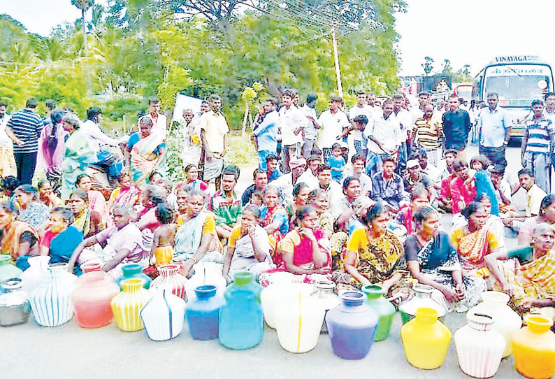 1 மாதமாக குடிநீர் சரிவர வராததை கண்டித்து காலிக்குடங்களுடன் பொதுமக்கள் சாலைமறியல்