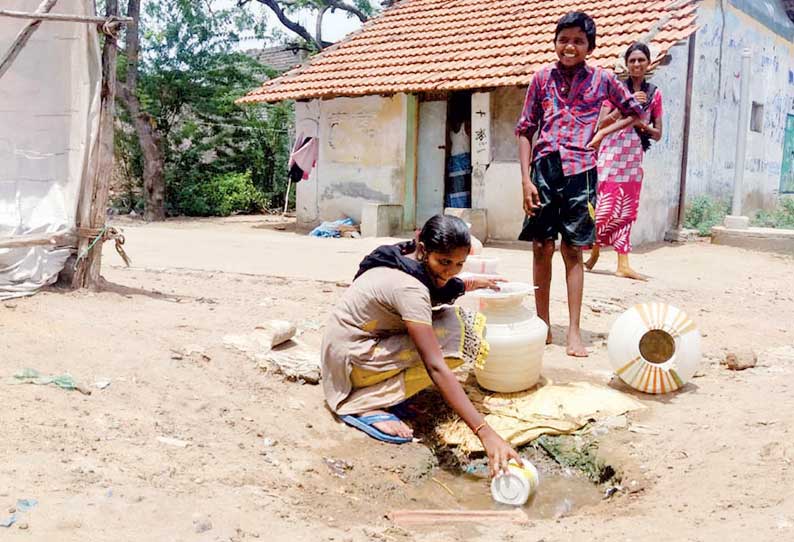 பரமக்குடி அருகே குடிநீருக்கு தவம் கிடக்கும் கிராம மக்கள், கசிவுநீரை சேகரித்து பயன்படுத்தும் அவலம்