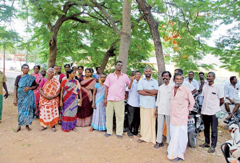 அருப்புக்கோட்டையில் போலீஸ் நிலையம் முன்பு திரண்ட பொதுமக்கள்