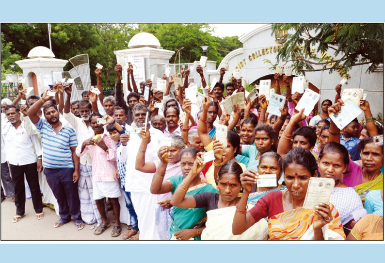 அரிசி, மண்எண்ணெய் முறையாக வழங்காததை கண்டித்து கலெக்டர் அலுவலகத்தை முற்றுகையிட்ட கிராம மக்கள் ரேஷன் கார்டுகளை கீழே வீசி எறிந்ததால் பரபரப்பு