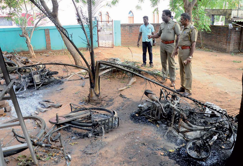 திருமண்டல தேர்தல் தகராறு: கிறிஸ்தவ போதகரின் வீடு சூறை; மோட்டார் சைக்கிள்களுக்கு தீவைப்பு மெஞ்ஞானபுரம் அருகே பரபரப்பு