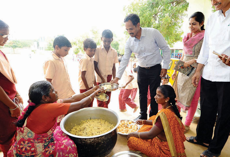 மாணவர்களுடன் வரிசையில் நின்று சத்துணவு வாங்கி சாப்பிட்ட கலெக்டர்