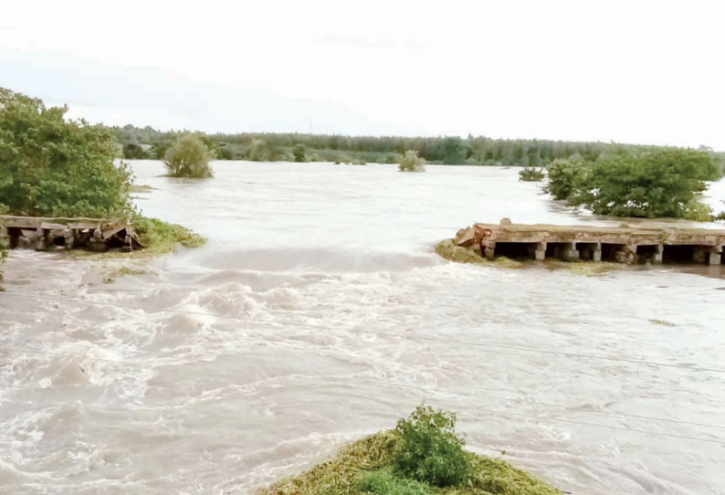 காவிரி ஆற்றில் வெள்ளப்பெருக்கு எதிரொலி: 200 ஆண்டுகள் பழமையான பாலம் இடிந்தது