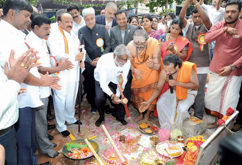 பெங்களூருவில் கன்னட–தமிழ் பள்ளியில் புதிய கட்டிடத்துக்கு அடிக்கல் நாட்டுவிழா கல்வித்துறை மந்திரி என்.மகேஷ் கலந்துகொண்டார்